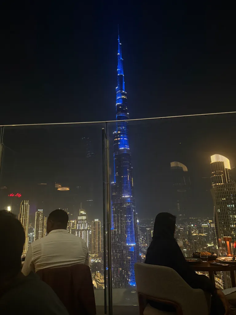 Burj Khalifa đổi màu nhìn từ rooftop
