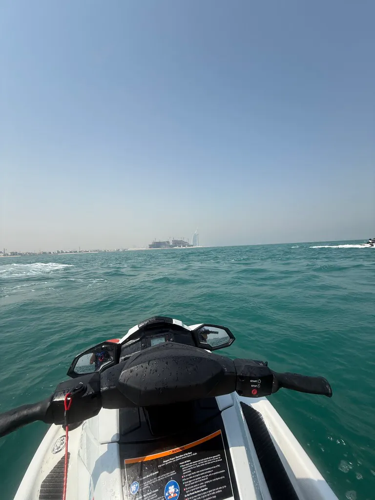 Jet ski trước Burj Al Arab