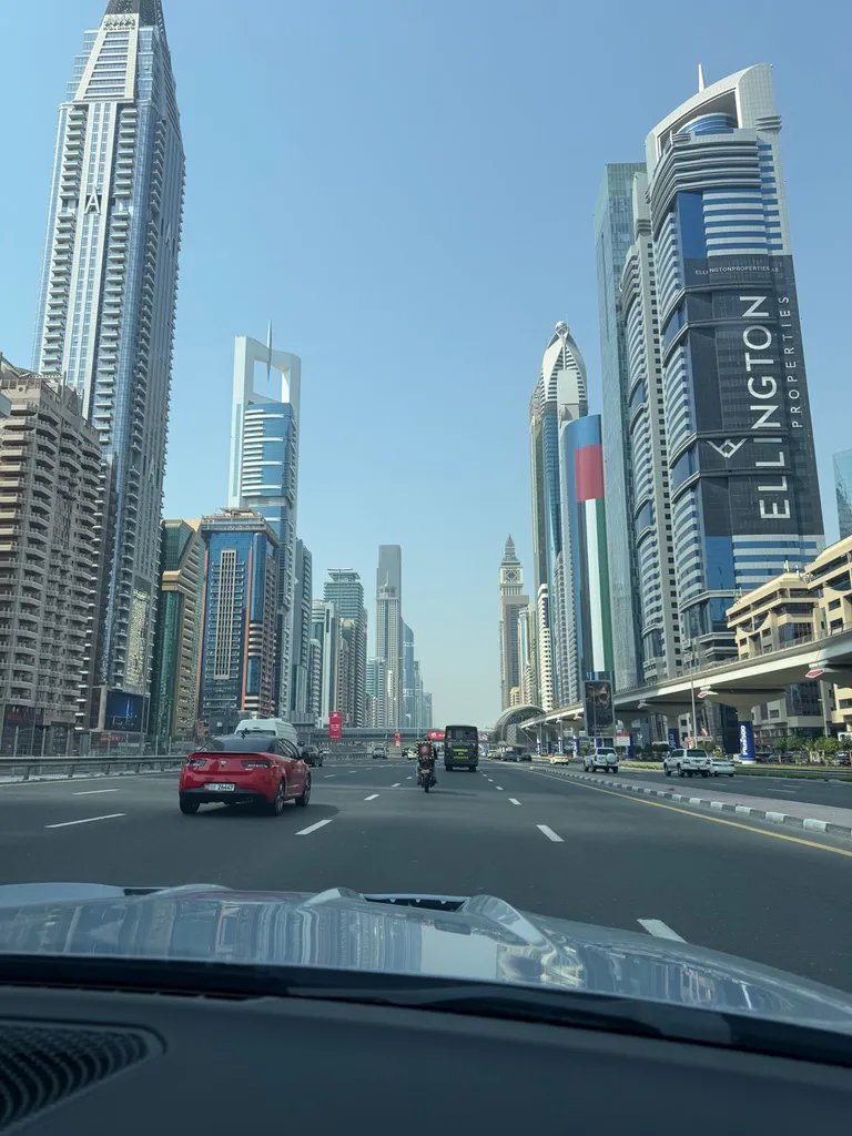 Sheikh Zayed Road, hai hàng toà nhà chọc trời