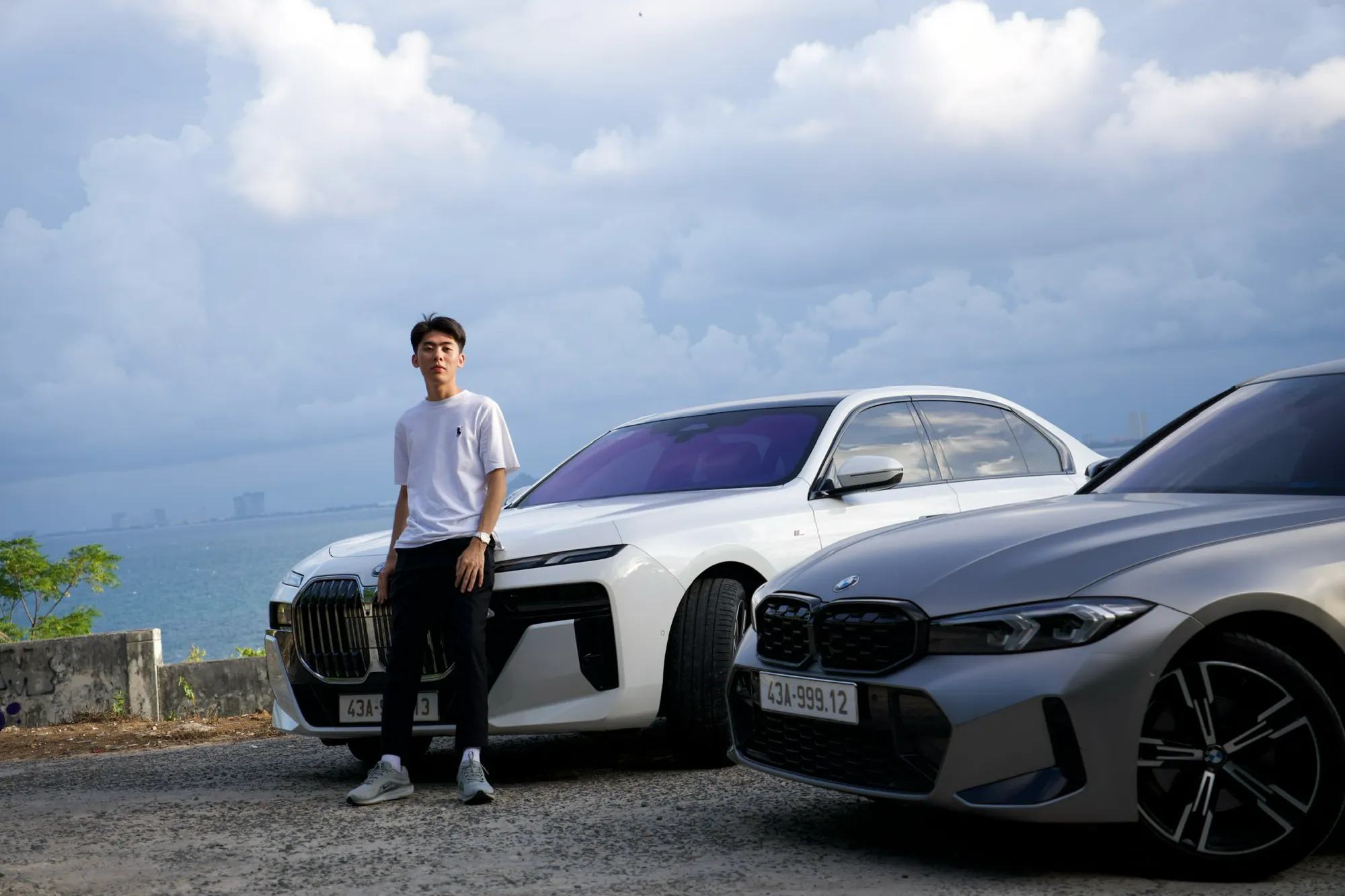 Hai chiếc BMW, bên bờ biển