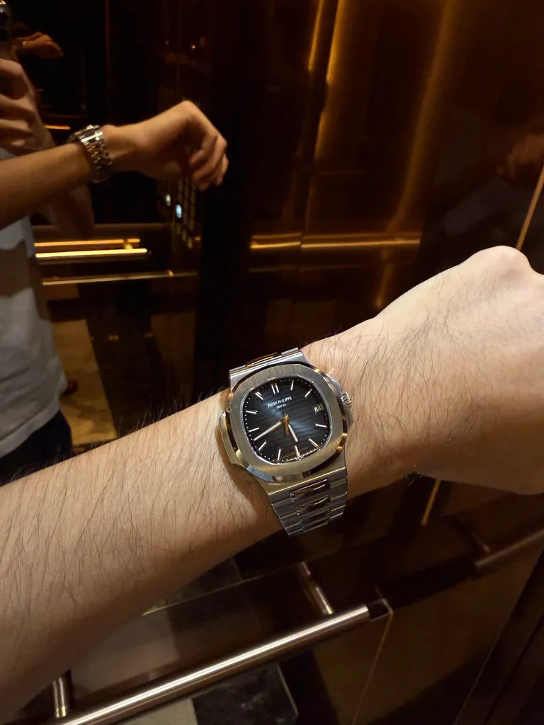 Patek Philippe đeo trên tay