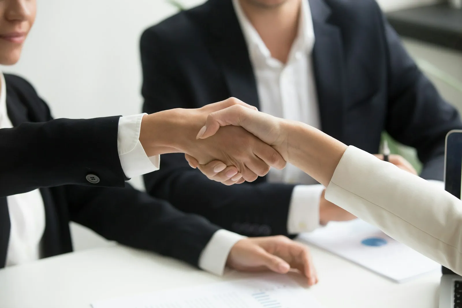 Bắt tay ký hợp đồng phân phối